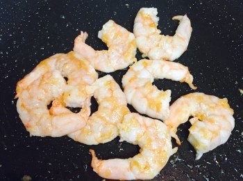 step2: 燒熱油鑊，加入蝦仁炒熟，盛起備用。