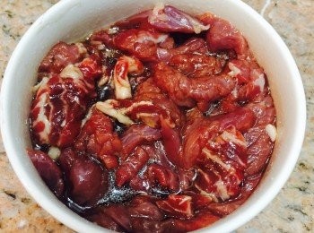 step1: 牛肉切片，加入<span class="group_2">醃料</span>（除粟粉外）先醃5分鐘。加入粟粉再醃約5分鐘。