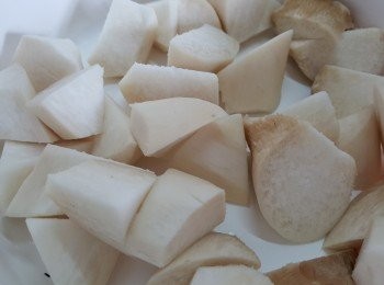 step1: 先將所有菇類用滾水煮3-4分鐘或至軟，盛起備用。