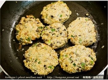 step10: 最後再沾上蛋汁與白芝麻，下鍋以小火煎熟即可。