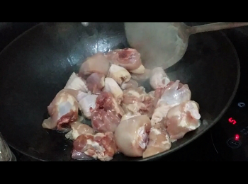 step2: 燒熱油，煎香雞件，盛起備用。
Heat oil,  fry the chicken,  take out & set aside.