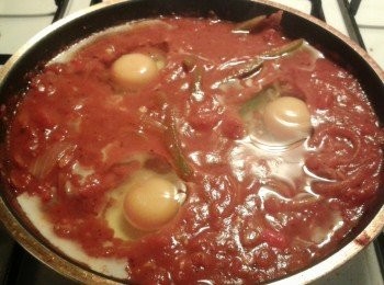 step4: 用湯匙在醬汁中挖一個小洞，然後放下一隻雞蛋，總共放三隻，灑點鹽及胡椒粉，蓋上鍋蓋煮3- 4分鐘