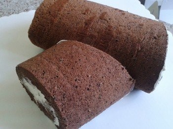 step4: 將一條瑞士卷切去一小段，放在側邊