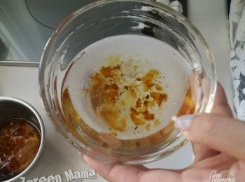 step2: 桃膠浸好之後，輕手洗去雜質。