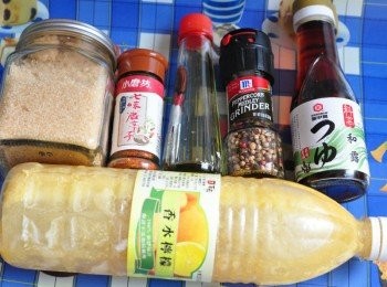step5: 調味:龜甲萬料亭和露(昆布香菇)、砂糖、七味粉、香油、七彩胡椒粒、龜甲萬料亭和露(昆布香菇)、香水檸檬