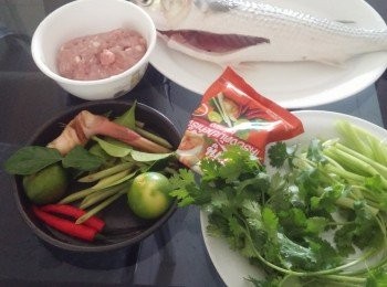 step1: 明爐烏頭材料: (芫荽,唐芹各四兩, )切段
 (辣椒兩隻, 香茅三枝,)切片,
 南薑數片,
 (青檸2個,留一個切片一個榨汁)(檸檬葉幾片,需手撕開) ( 免治豬肉130g, 需用生抽, 糖少許醮一陣) 魚露三湯匙,鹽半茶匙, 梅子兩粒, 冬陰公湯粉半包,
烏頭一條

做法: 魚肚放入一片南薑,香茅少許和兩片青擰,豬肉碎炒熟加1.5公升熱水芫茜唐芹
先落一半份量,除青檸片,檸汁和烏頭唔落住, 其餘都放進湯裏,煮到出味後約二十分鐘,先試味如有需要先落鹽。