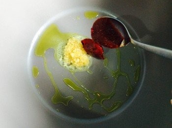 step1: 鮮蜆以鹽水浸吐沙；粉絲浸軟。下油，先爆香蒜蓉，再下韓式辣椒醬炒香。