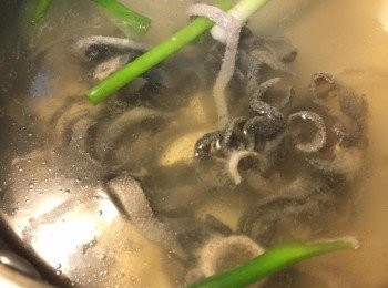 step3: 用鍋煮滾水後, 加入2片薑、蔥段、雞粉、油、紹酒、胡椒粉, 再放黑栢葉落去1-2分鐘左右, 黑栢葉圈埋就可以撈起