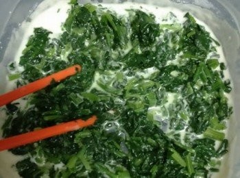 step5: 將切好的菠菜苗倒入粉漿拌勻