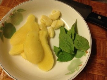step2: 薑切片，蒜頭去皮