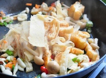 step3: 接著放入切絲的燒餅油條快速略拌幾下