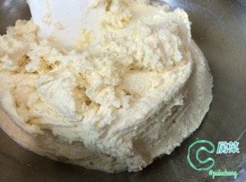 step3: 將已過篩之粉類材料加到牛油混合物中, 拌勻