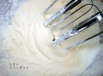step4: 鮮奶油取150g加入15g的糖打發至有痕跡