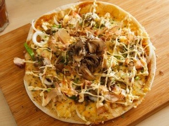 step10: 起鍋後在依照喜好灑上海苔粉、柴魚片與日式蛋黃醬就完成了。