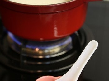 step3: 用布隔去渣滓，此動作重覆做三次
用細火煮沸杏仁茶並加入冰糖