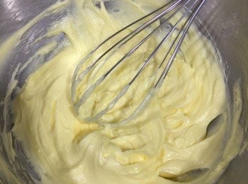 step3: 牛油同糖打至奶白色
再加入蛋打發