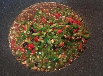 step8: 接著青椒丁一樣是用同樣方法和調味快炒，最後也是並倒入一半的醃魚用的酒，煮滾即可。然後鋪在魚身的另半邊。