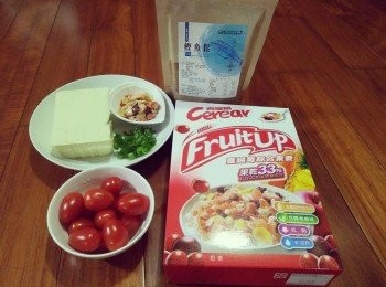 step1: 將蛋豆腐、青蔥、蕃茄，<span class="group_1">食材</span>全清洗後，蔓越莓果麥【福壽喜瑞爾果麥】【澎湖鰹魚鬆】，備用；