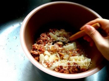 step11: 加入浸蝦米水及餘下份量的上湯拌勻(如煮飯的水量唔夠 , 可自行加入水至日常煮飯的份量)