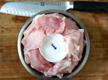 step3: 蓋上小碗，將瘦肉鋪上小碗面