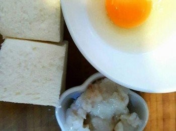 step1: 麵包一開四，雞蛋拌勻，蝦滑加入調味料拌勻備用
