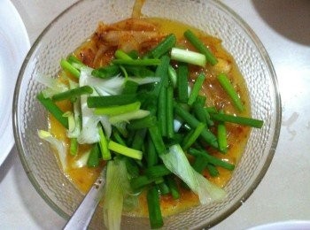 step3: 取出鍋加入1大匙食油，大蔥絲和咖哩粉下鍋，以中火炒3分鐘盛起。
把炒好的大蔥絲和青蔥條，加入調好的蛋汁裡面，輕輕的拌均勻。