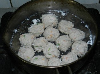 step3: 煮一鍋熱水，將雞肉泥一個一個塑成團，下鍋煮定形