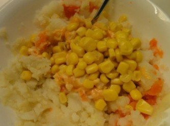 step4: 把白飯拌上少許玉米濃湯後,加再上玉米,塞到小卷裡面