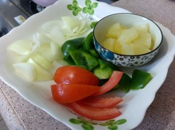 step6: 洋蔥/青椒切片， 番茄切粗絲(去囊， 只要肉的部份)， 菠蘿切粒備用