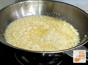 step2: 蒜蓉放入油中，小火慢炸至微微轉色，有些少透明狀，可將一半蒜蓉醬盛起，即成原味蒜蓉醬