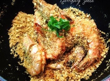 step4: 炒至燕麥片金黃色，蝦回鍋同炒，用大火快炒。盛碟前洒入麥皮炒勻即可上碟。