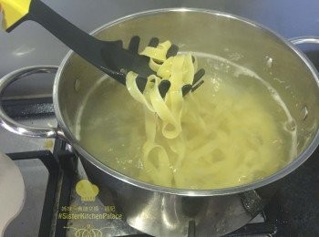 step3: 煲滾一大煲水，加1-2茶匙鹽，跟意粉包裝袋指示時間減1分鐘煮意粉。即如包裝寫煮10分鐘，咁我地只煮9分鐘