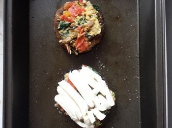 step5: 將餡料填入大磨菇內. 水牛芝士切條舖面.