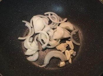 step4: 原鍋放少許油炒香蒜片和洋蔥。