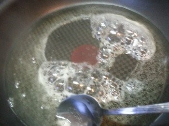 step6: 將焦糖料用平底鑊煮到起泡較為杰身即可