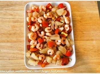 step6: 將蘋果醋、檸檬汁與蜂蜜也倒入碗中，與所有<span class="group_1">食材</span>攪拌均勻後，擺放入盤。