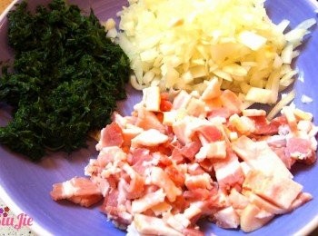 step6: 菠菜隔水蒸15分鐘至溶雪，隔去菜汁備用。洋蔥切碎，煙肉切條。