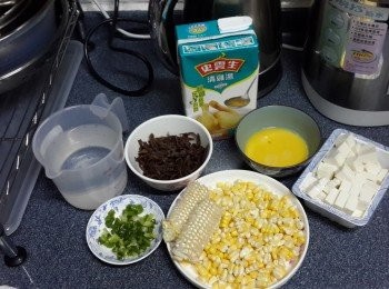 step3: 雞蛋打入碗中再散;粟米洗淨剥粒、粟米梗也留起;豆腐去除包裝紙隔水再切粒
