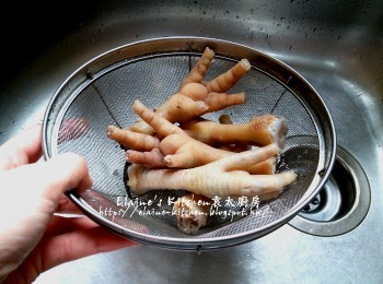 step8: <a href="https://bit.ly/3kLFTWO" target="_blank" data-keyword="雞腳" class="guide-link"><strong>雞腳</strong></a> <span style="display:inline-block;vertical-align:middle;margin-top:-3px;color:initial;border-radius:3px;padding:2px 3px;font-size:12px;line-height:14px;background:#87d300;color:#fff;">即買</span> 倒去冰水瀝乾水份