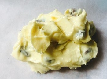 step3: 將混合好的提子牛油放在牛油紙中央，然後將牛油紙卷好，兩端扭緊成圓筒型糖果狀，放入雪櫃雪至硬身即成。