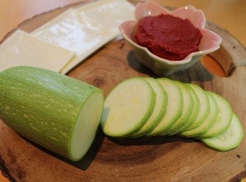 step1: 翠玉瓜切片約半厘米厚，茄膏加1.5湯匙水開稀至茄汁狀