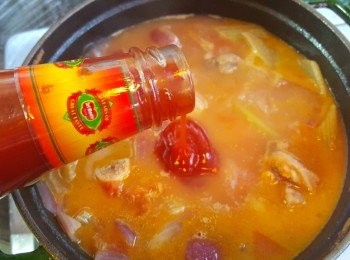 step7: 轉中小火，烹煮45分鐘後，加入地捫香辣蕃茄汁及鹽拌勻。