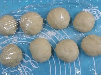 step3: 分成 8 個小麵團, 蓋上保鮮紙靜待 15mins .... 就可開始做造型啦