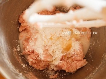 step3: 再來加入糖、胡椒粉，並將冰水與太白粉分次的加入攪拌盆中。