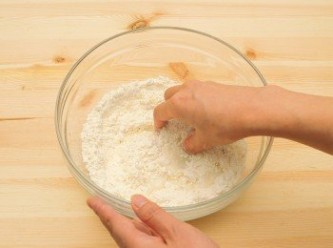 step1: 將粉類、鹽與水混合。