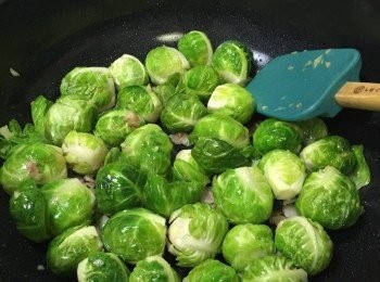 step3: 加入小椰菜快炒至熟，加入海鹽及黑楜椒碎調味，最後加入煙肉再快炒即成，若喜歡的話可以加入香草增味!