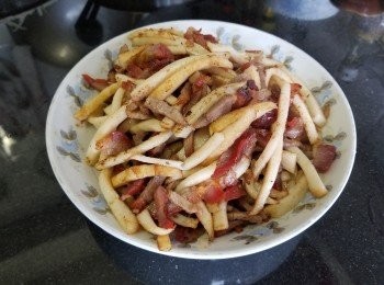 step5: 用少少蒜頭，乾蔥爆炒叉燒，炸魚條備用