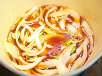 step2: 除雞蛋及牛肉外, 所有材料倒入煲內煮滾