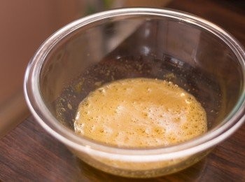 step2: 大碗入面放雞蛋及蛋黃，加入糖及埋鹽略略打勻