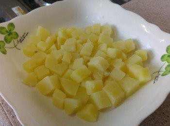 step1: 薯仔250g切粒用水煮15分鐘至腍軟， 撈起趁熱用叉搗爛